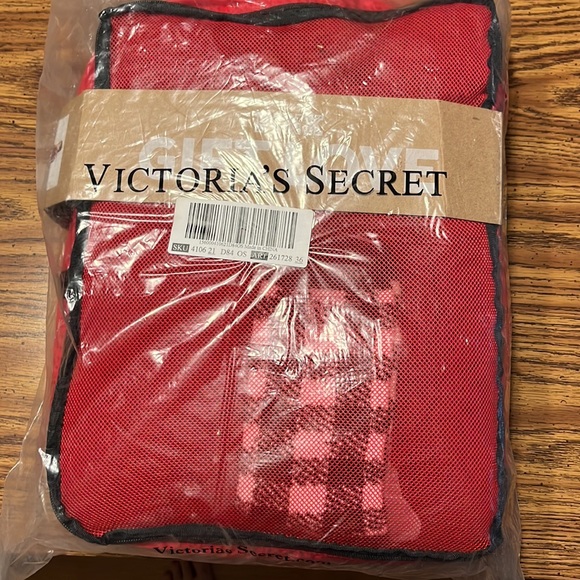Pink Brand Burgundy Sherpa jacket, socks and scrunchy bundle in original bag - Picture 2 of 4